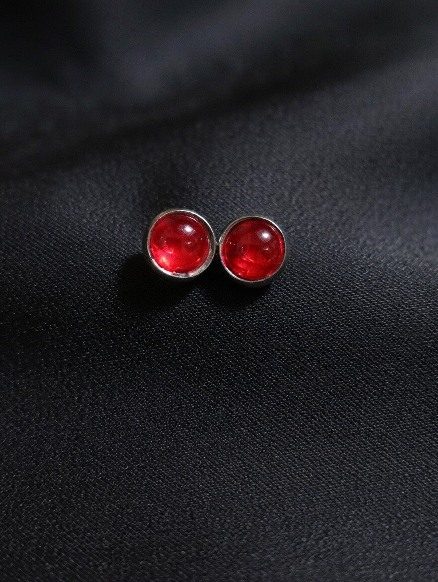 Red Passion: Edelstahl-Ohrstecker mit leuchtenden Glas-Cabochons