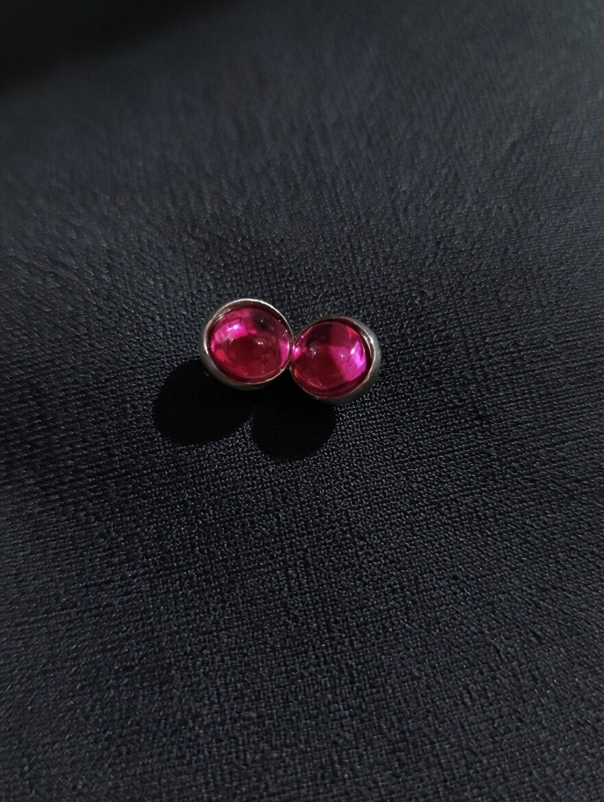 Pink Glow: Puristische Edelstahl-Stecker mit Magenta-Cabochons