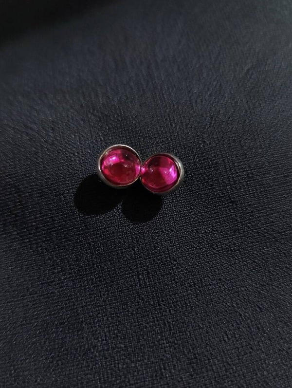 Pink Glow: Puristische Edelstahl-Stecker mit Magenta-Cabochons