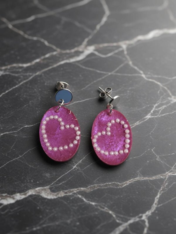 "Pink Pearl Hearts" – Handgefertigte Harz-Ohrhänger