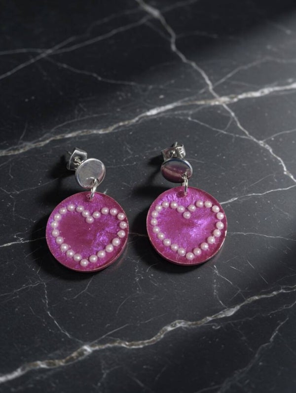„Pearl Heart Circle“ – Pinke Harz-Ohrringe mit Perlenherz
