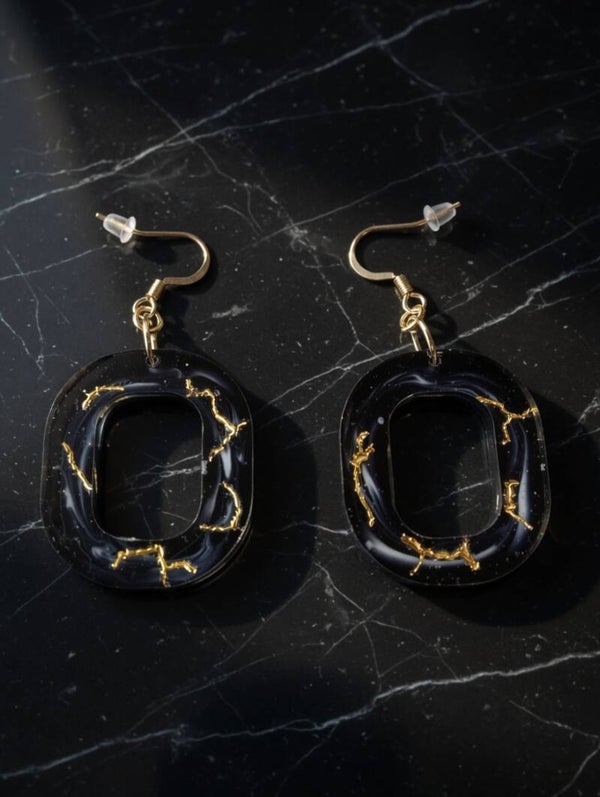 „Black Gold Marble“ – Ovale Harz-Ohrhänger mit 18K Vergoldung