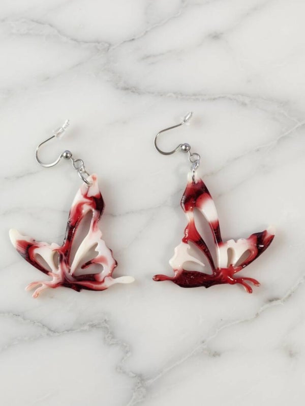 Crimson Wings – Statement-Ohrhänger in Marmor-Optik