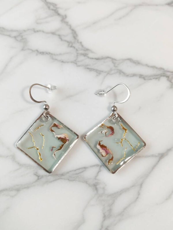 Sky Sparkle – Geometrische Ohrhänger in Himmelblau & Gold