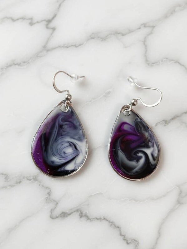 Midnight Swirl – Tropfen-Ohrhänger in Deep Violet & Smoke