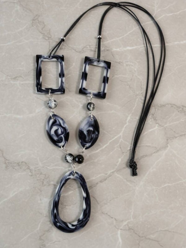 Midnight Marble – Geometrisches Statement-Collier in Schwarz-Weiß