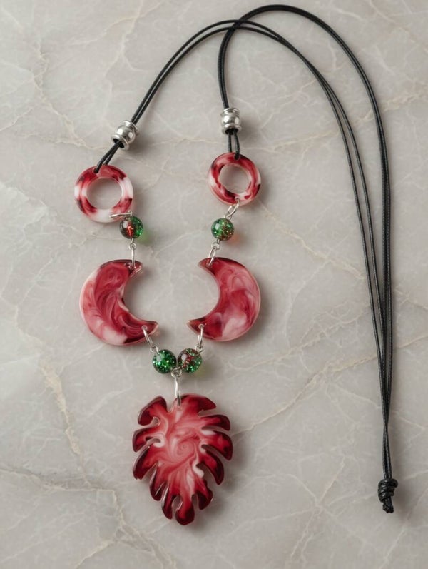 Crimson Leaf – Boho-Collier in Rubinrot & Smaragdgrün