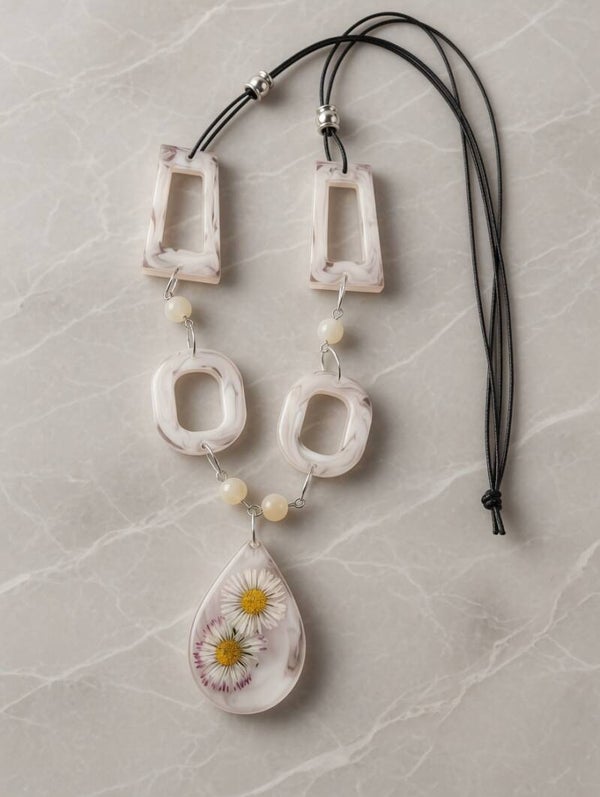 Daisy Dream – Natur-Statement-Kette mit echten Blüten