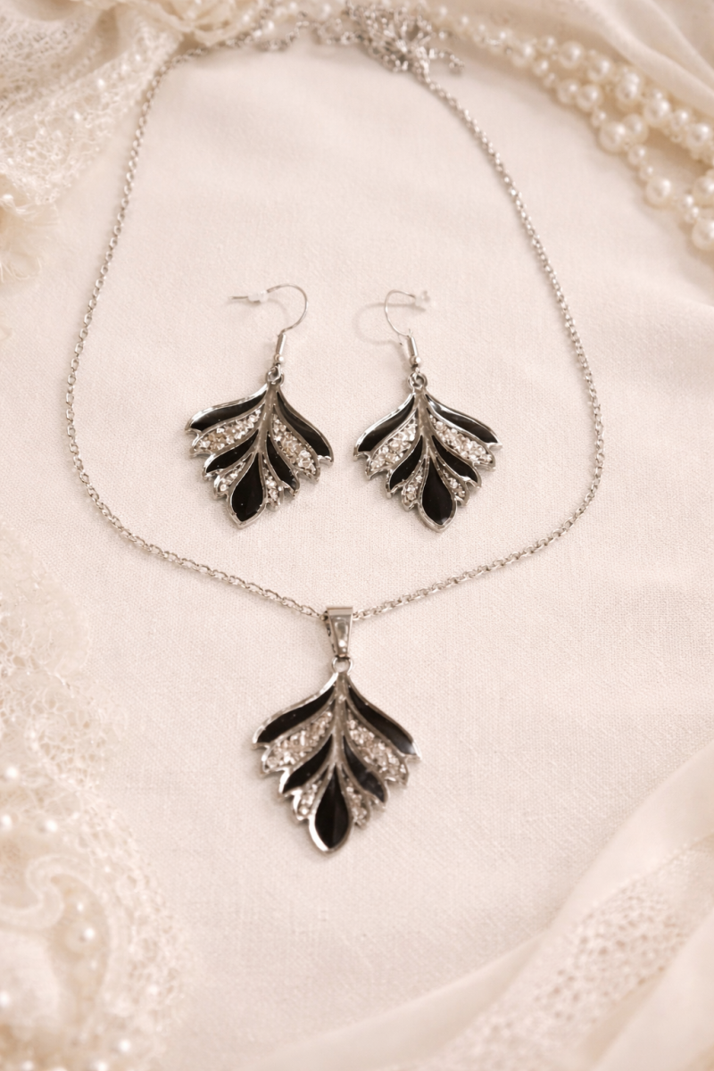 Schmuckset in schwarz mit silbernen Steinen