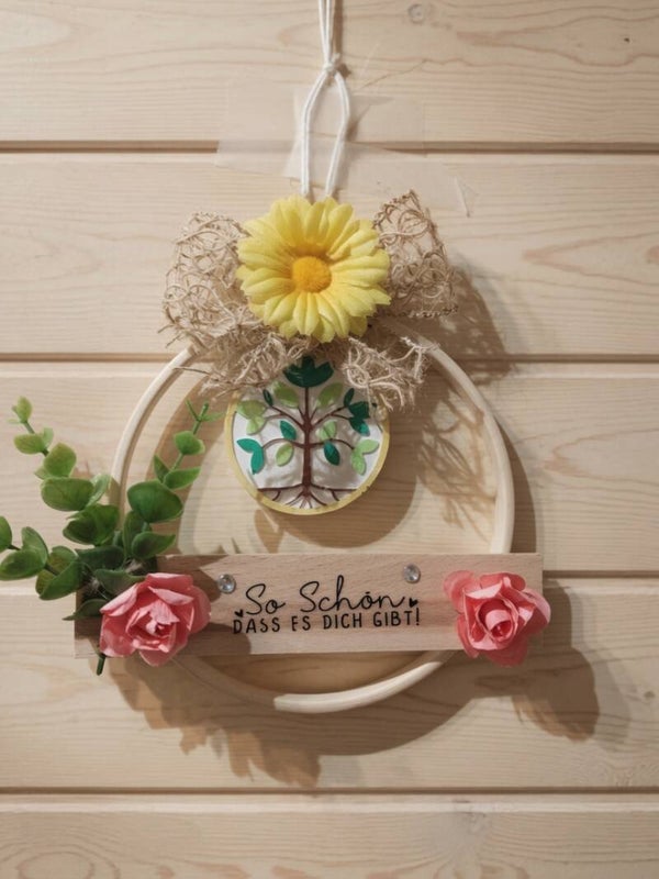 Handgefertigter Wandkranz aus Holz – Lebensbaum aus Gießpulver mit floralen Akzenten