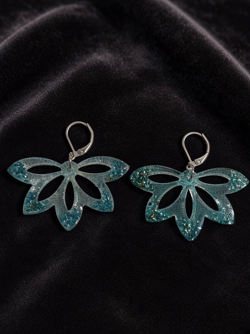 Lotus Sparkle – Handgefertigte Harz-Ohrclips in Ocean Blue