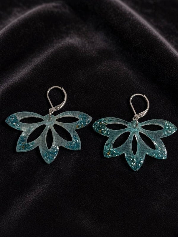 Lotus Sparkle – Handgefertigte Harz-Ohrclips in Ocean Blue