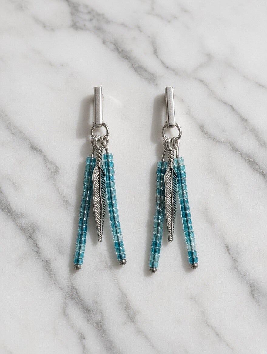 Blue Feather – Boho-Ohrhänger aus Edelstahl & feinen Glasperlen