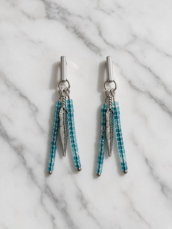Blue Feather – Boho-Ohrhänger aus Edelstahl & feinen Glasperlen