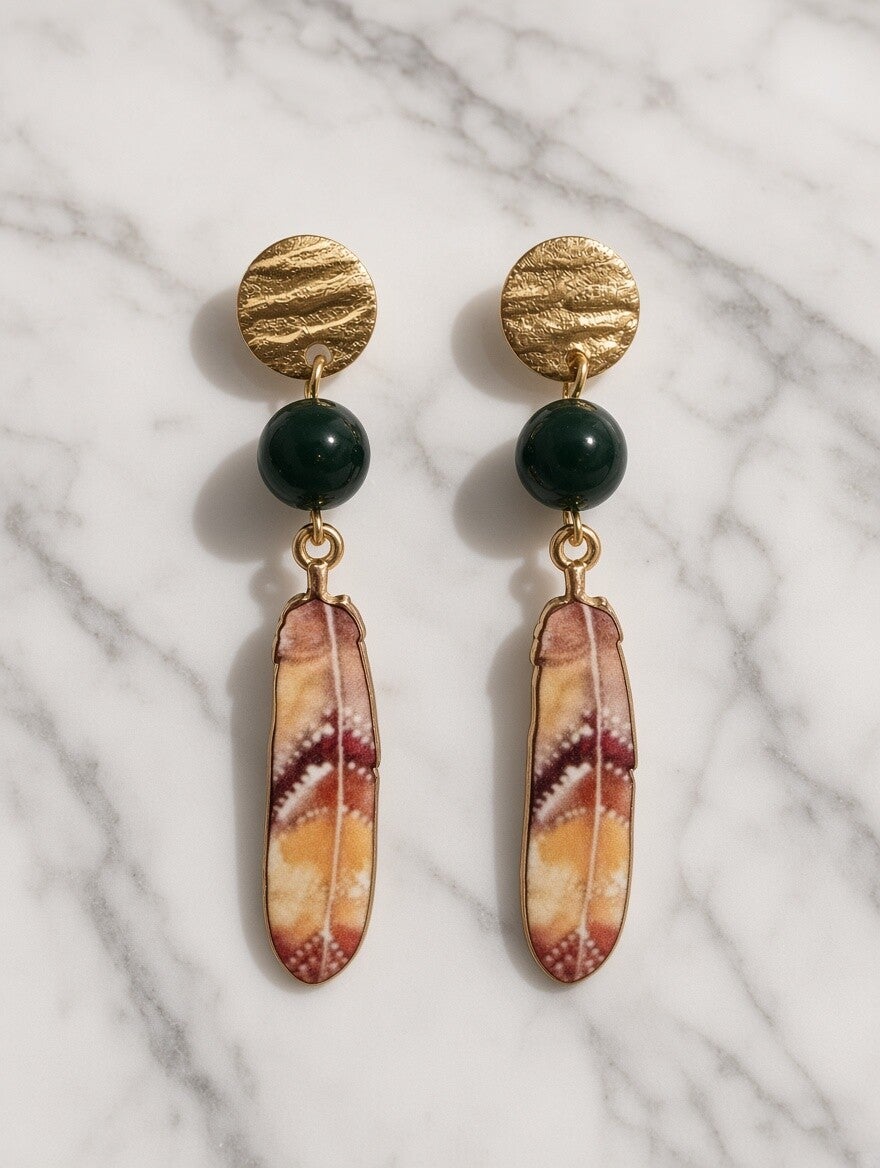Golden Autumn – Edle Edelstahl-Ohrstecker mit Perle & Feder-Inlay