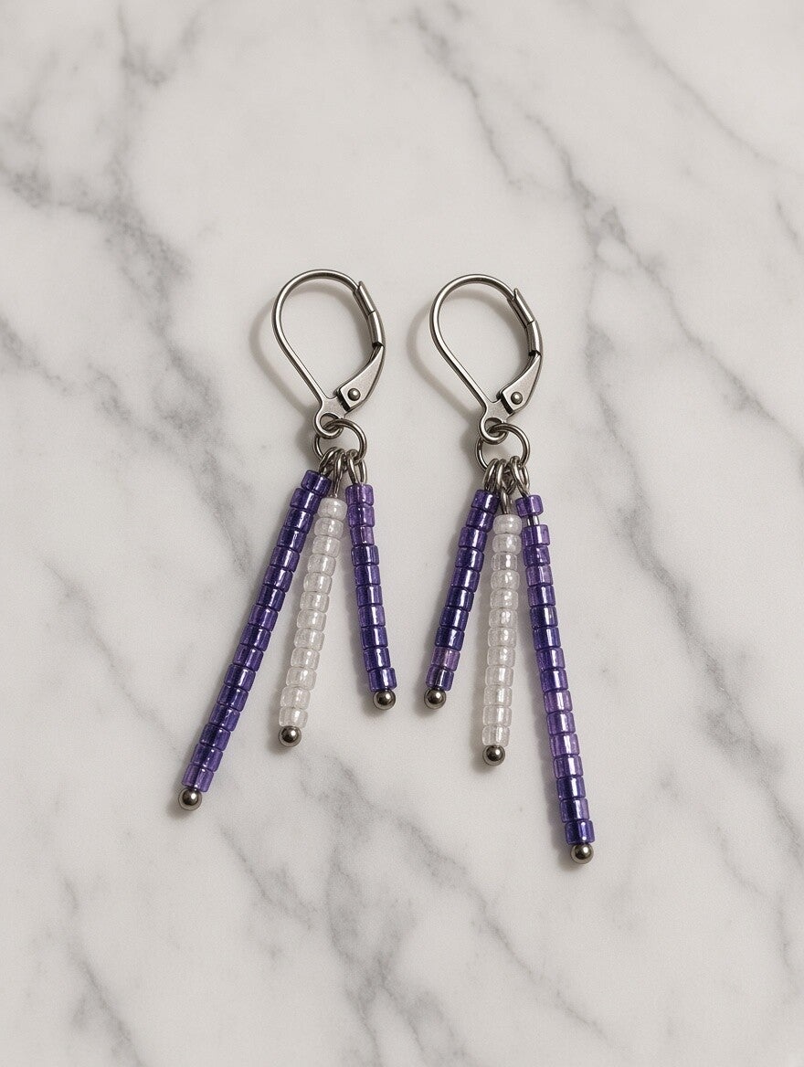 Lavender Rain – Filigrane Edelstahl-Ohrhänger mit lila/weißen Glasperlen