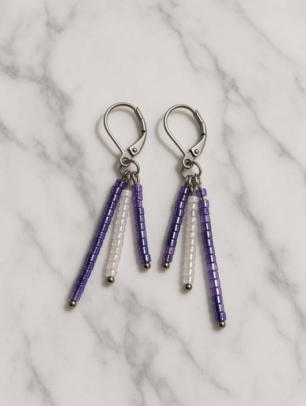 Lavender Rain – Filigrane Edelstahl-Ohrhänger mit lila/weißen Glasperlen