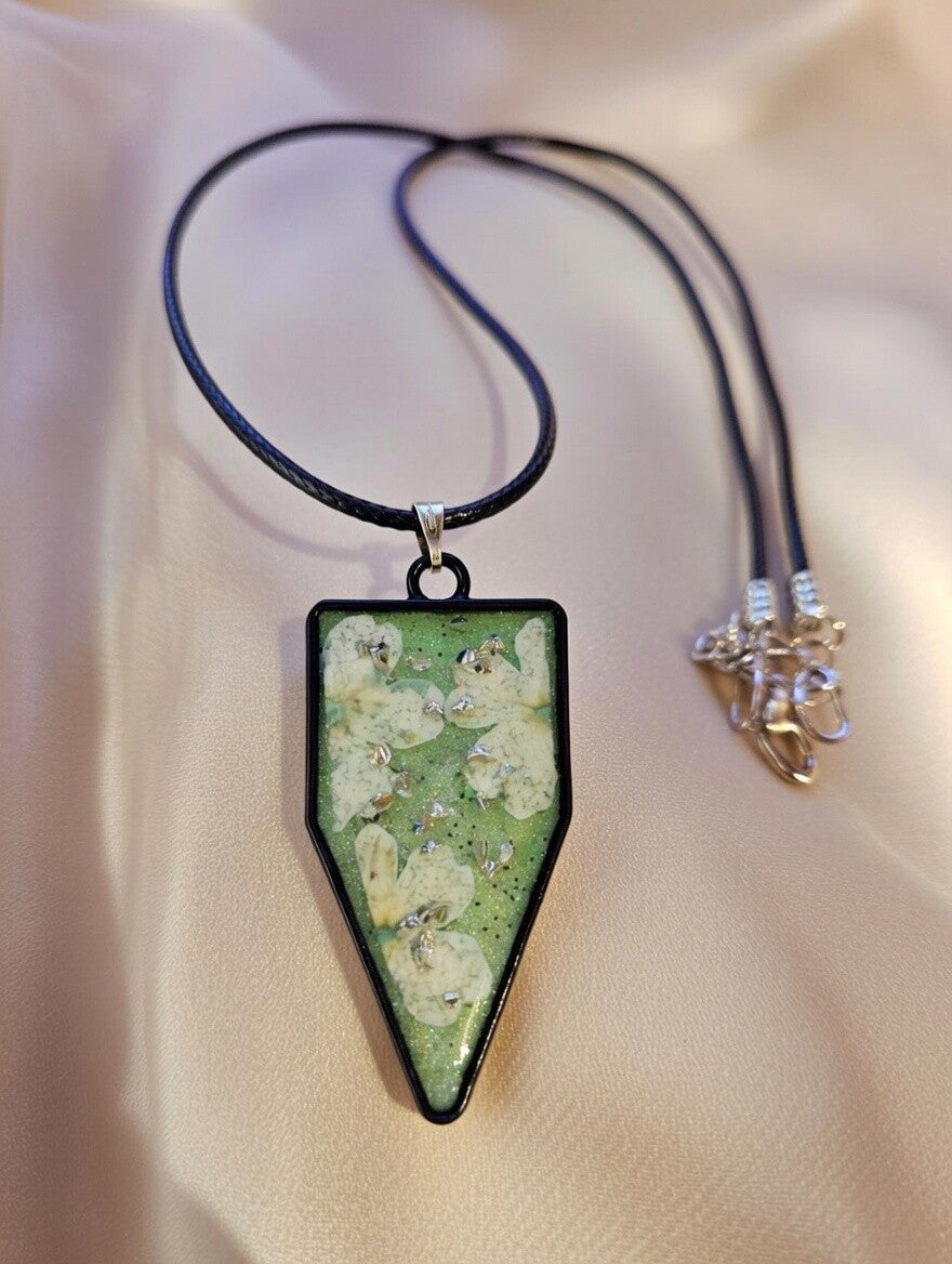Halskette „Silver Blossom“ – Botanisches Unikat in schwarzem Edelstahl