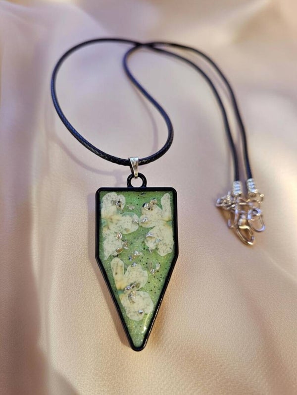 Halskette „Silver Blossom“ – Botanisches Unikat in schwarzem Edelstahl