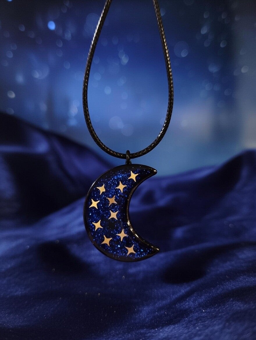 Halskette „Midnight Moon“ – Funkelnde Mondsichel aus schwarzem Edelstahl