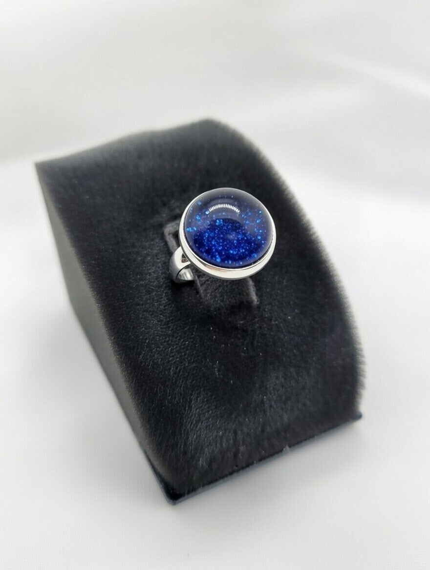 Verstellbarer Edelstahl-Ring mit funkelndem blauen Harz