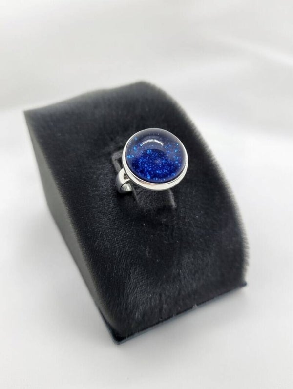 Verstellbarer Edelstahl-Ring mit funkelndem blauen Harz