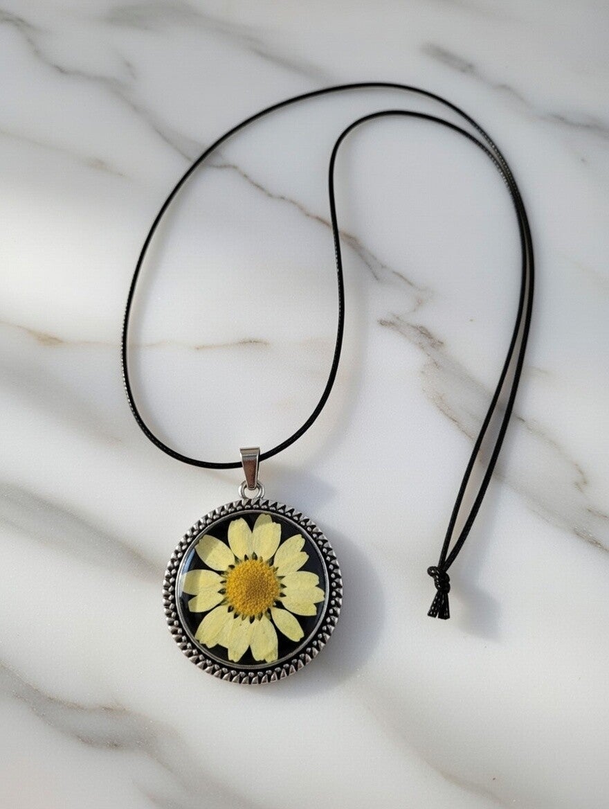 Halskette „Echte Gänseblume“ – Botanischer Naturschmuck aus Harz