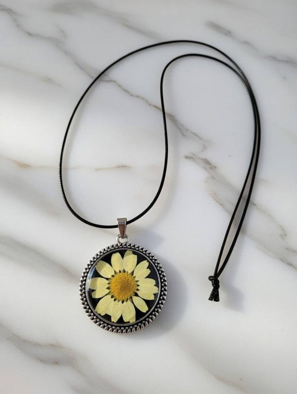 Halskette „Echte Gänseblume“ – Botanischer Naturschmuck aus Harz