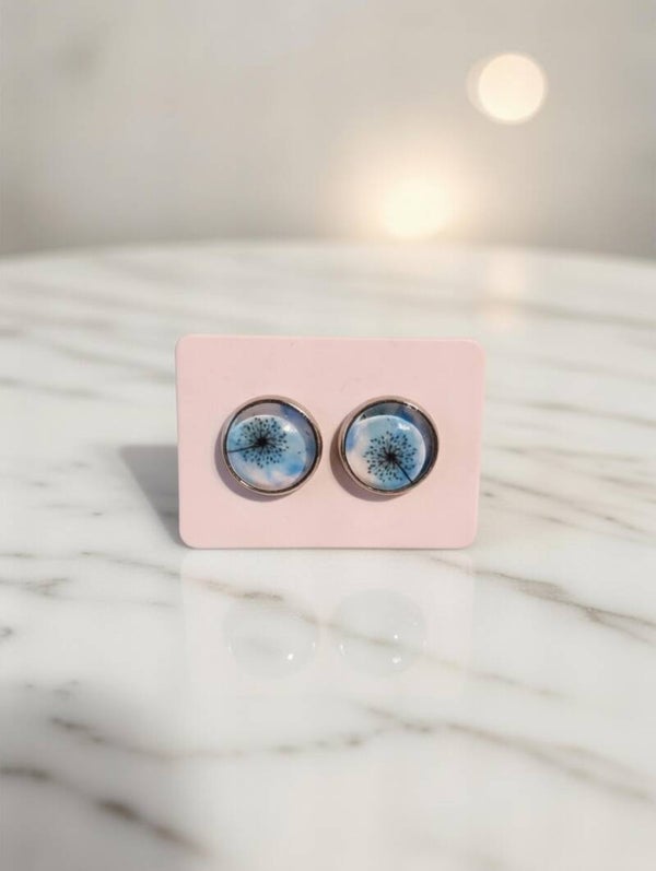 Minimalistische Pusteblumen-Ohrstecker – Blau-Weiß, 10mm Edelstahl