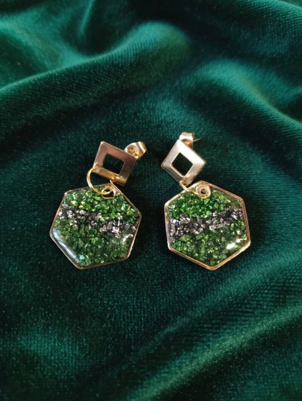 Geometrische Hexagon-Ohrhänger „Emerald Moss“ – Vergoldeter Edelstahl