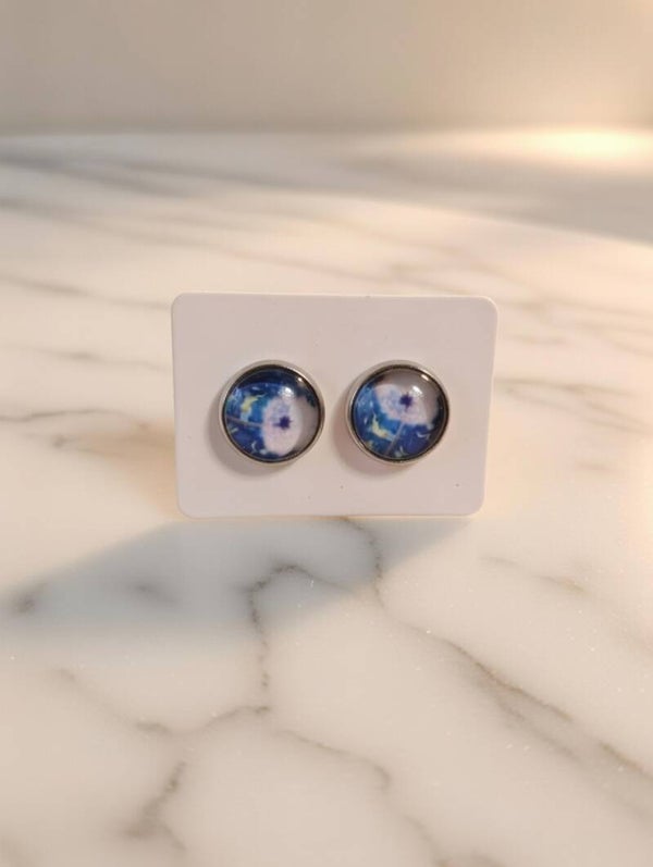 Edelstahl-Ohrstecker „Pusteblume im Wind“ – Blau/Weiß, 10mm