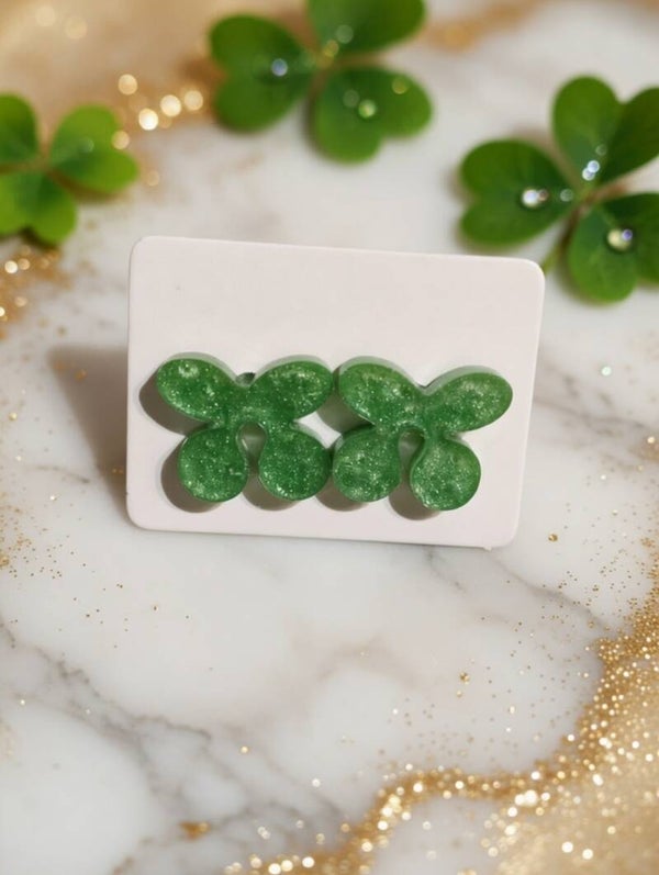 Glitzernder Schmetterling– Kinder-Ohrstecker aus Harz & Edelstahl (12mm)