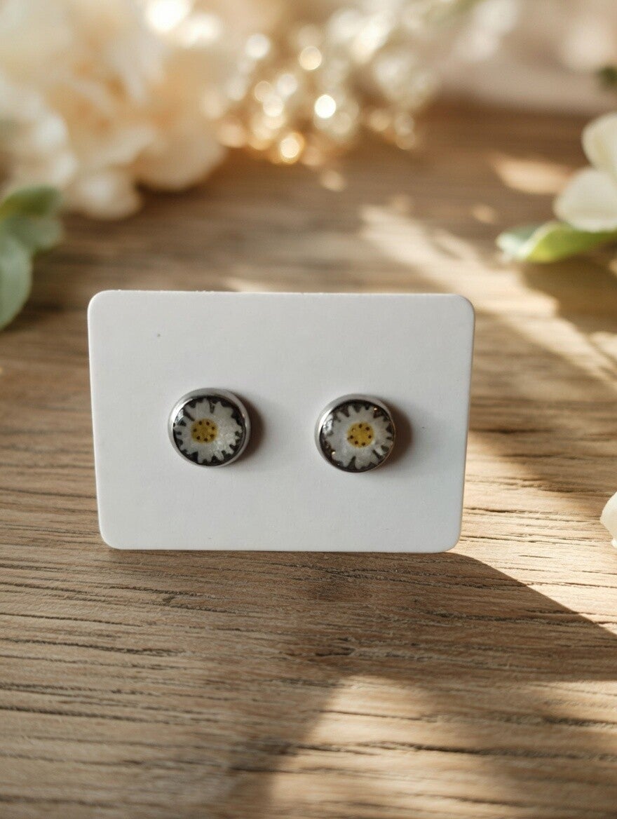 Gänseblümchen-Glück – Zarte Kinder-Ohrstecker aus Edelstahl mit echter Blüte (6mm)