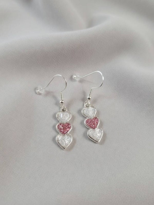 Triple Heart Ohrhänger – Funkelnde Herz-Kombination in Rosa & Weiß