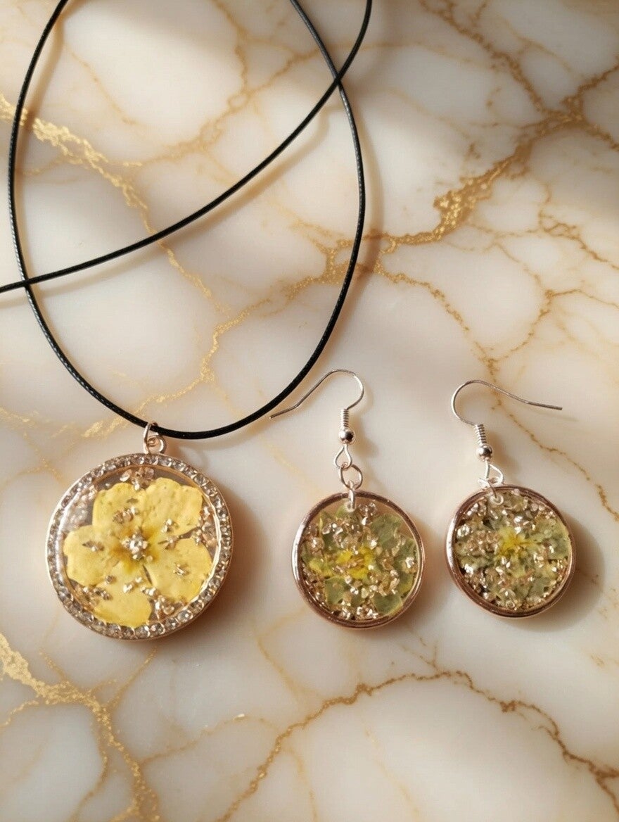 Sonnengelber Frühlingsgruß – Schmuckset aus Roségold & Echten Primeln