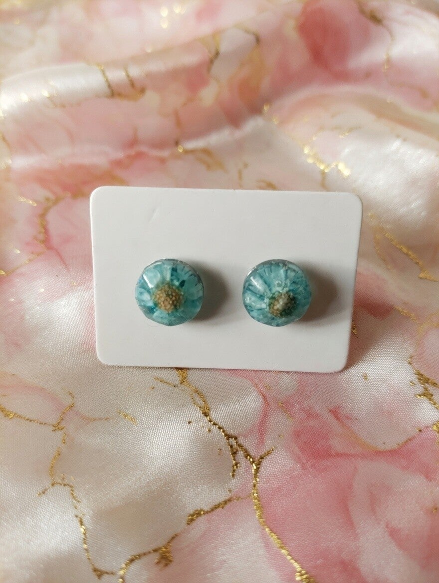 Blütenzauber in Türkis – Kinder-Ohrstecker aus Edelstahl mit echter Blüte (8mm)