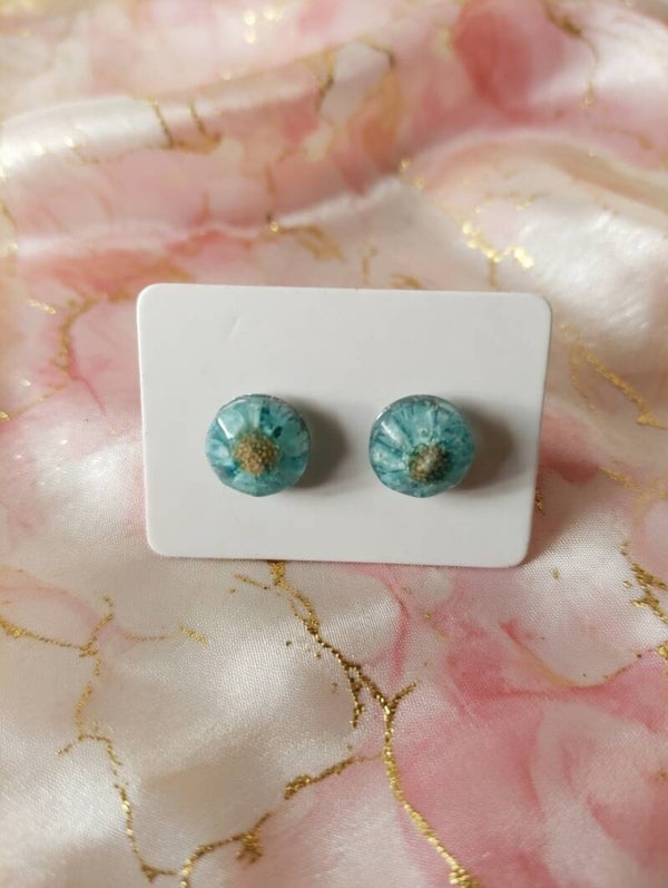 Blütenzauber in Türkis – Kinder-Ohrstecker aus Edelstahl mit echter Blüte (8mm)
