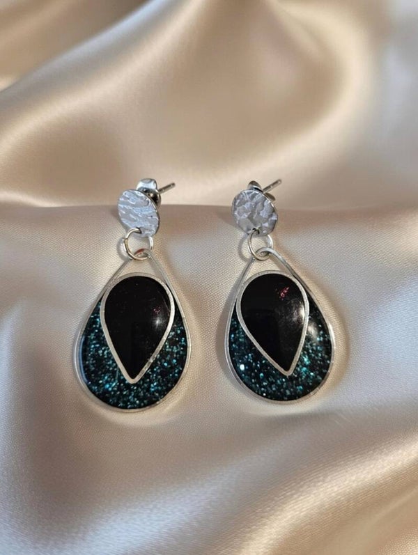 Mystic Emerald: Edelstahl-Ohrhänger mit schwarz-grünem Glitzer-Effekt