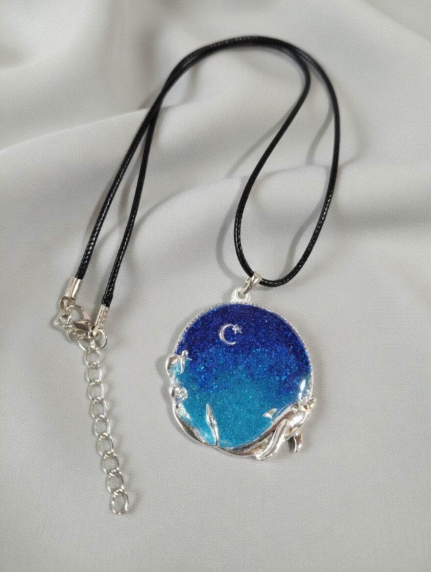 Ocean Sparkle – Delfin-Halskette mit funkelndem Wellen-Glitzer