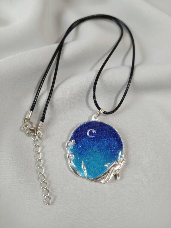 Ocean Sparkle – Delfin-Halskette mit funkelndem Wellen-Glitzer