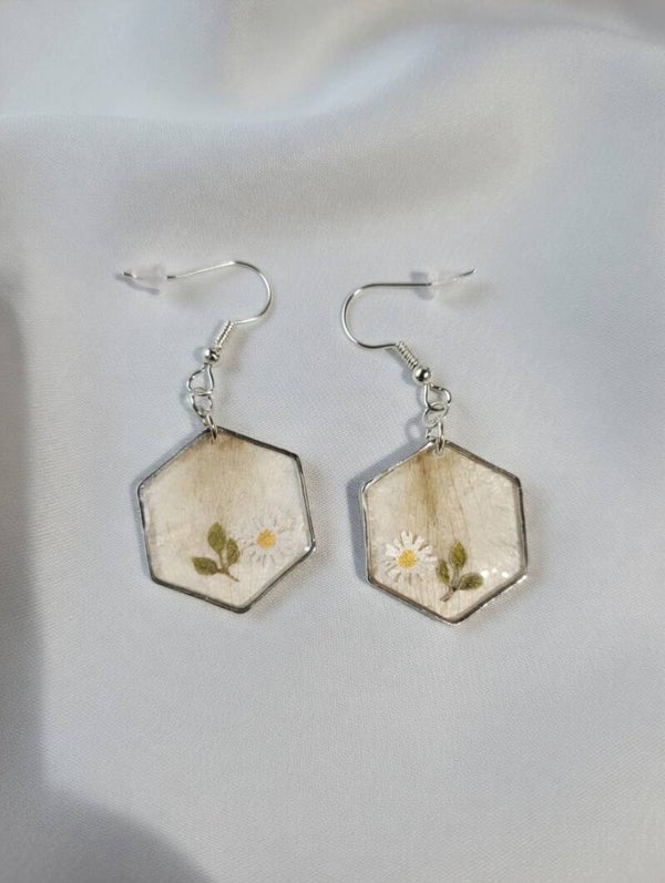 Pure Daisy – Geometrische Hexagon-Ohrhänger mit echten Blüten