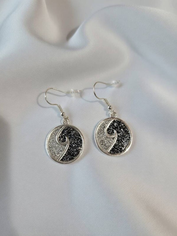 Glitzernde Yin-Yang Ohrhänger – Harmonie in Schwarz & Silber
