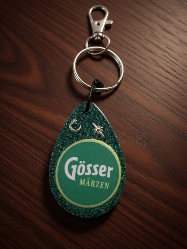 Grünes Gold: Gösser Märzen Kronkorken-Schlüsselanhänger aus Harz