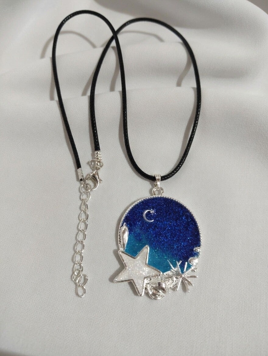 Starlit Galaxy – Statement-Halskette mit Stern, Mond & Glitzerverlauf