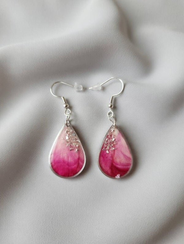 Magenta Bloom – Elegante Tropfen-Ohrhänger mit echten Blüten & Glitzer
