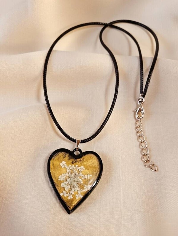 Halskette „Golden Heart & Wild Meadow“ – Botanischer Herzanhänger