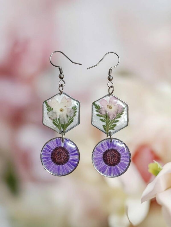 Ohrhänger „Spring Bloom“ – Geometrischer Naturschmuck aus Harz