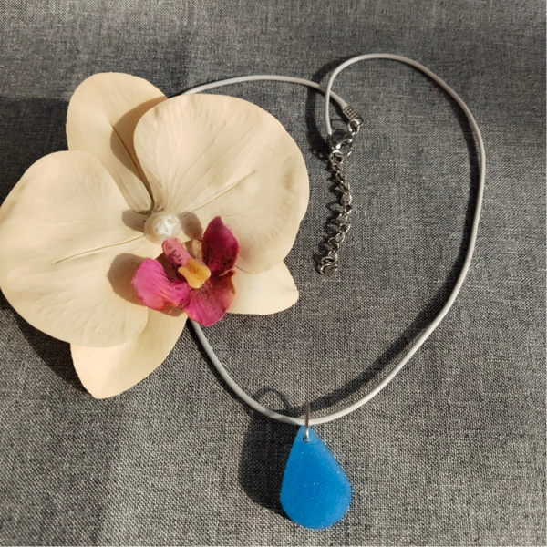 Kette mit Tropfen-Anhänger