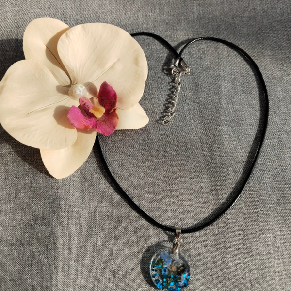 Kette mit Harz-Anhänger