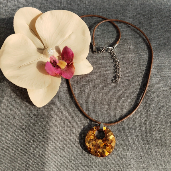 Kette mit Harz-Anhänger